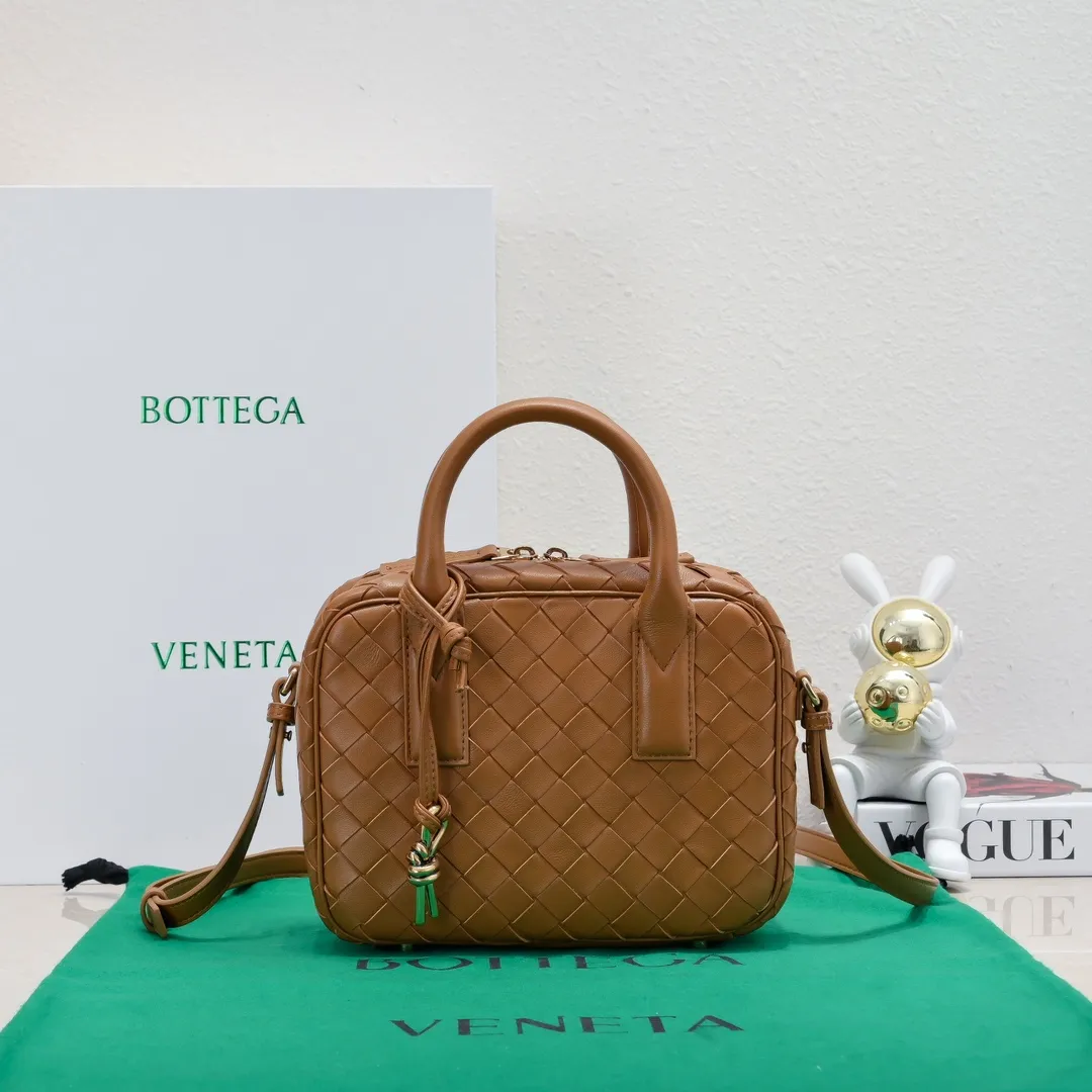 Batch 1560 BV2024 Spring Get Away small square box, retro and fashionable small size, multiple carrying methods, retro and fashionable, lightweight bag, practical space, same style for men and women! ! ! A fashionable must-have item, brass knotted rope pendant, chic and elegant, low-key luxury and tasteful, versatile item. Style number: 6763 Size: 23.5*17.9*9cm